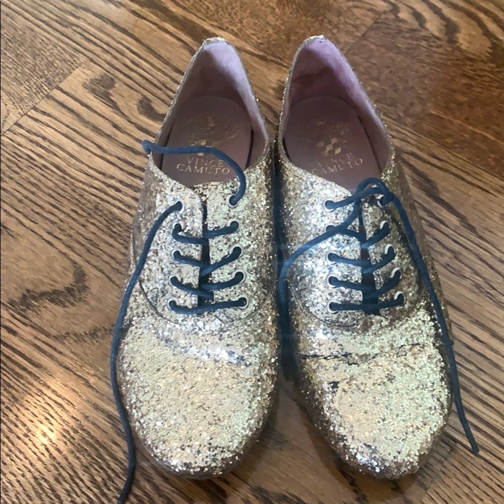 VINCE CAMUTO GOLD GLITTER TUXEDO SNEAKERS